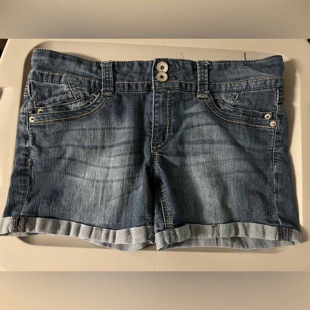 Blue cuffed jean shorts, back pocket design, stretchy material